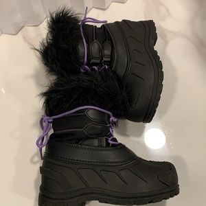Children’s Black snow boots with faux fur lining w/ purple laces. Size 1
